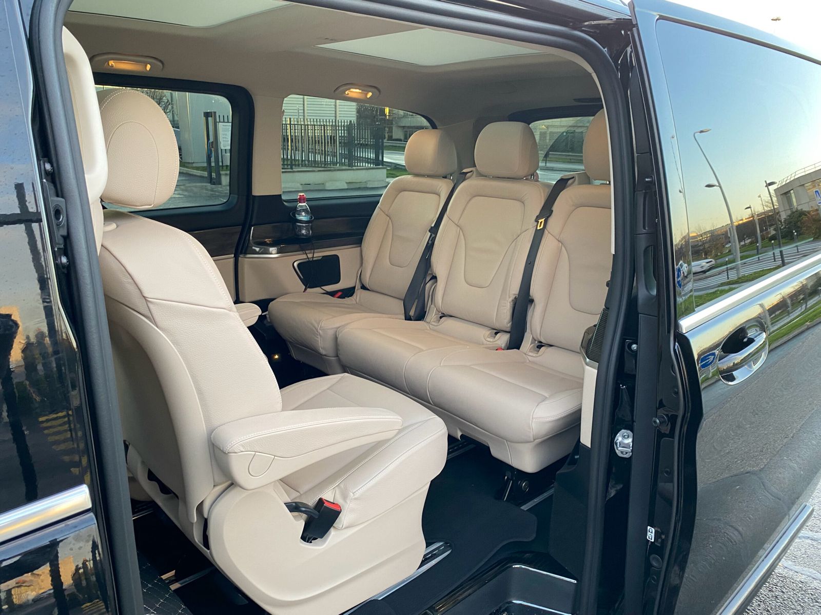 Service chauffeur VIP à Paris en van premium pour événements et transferts haut de gamme